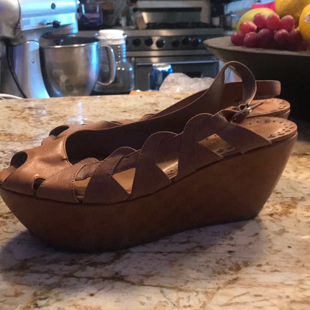 Vince Camuto flatform camel sandals platform 8.5